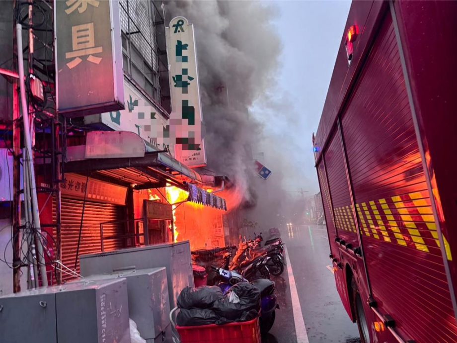 铁窗封闭帆布阻救援 牛肉面店大火祖孙亡3命危