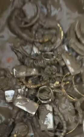 银楼千万金饰遭洪水冲走！村民带上探测仪“寻宝”