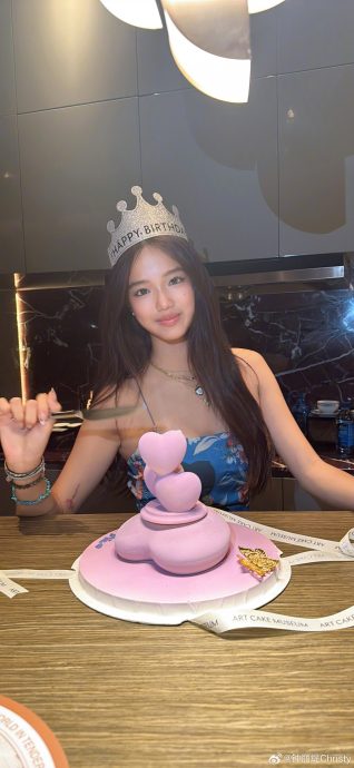 锺丽缇二女儿Jaden庆17岁 网赞:丰唇深得亲妈真传