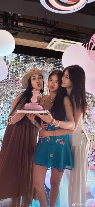 锺丽缇二女儿Jaden庆17岁 网赞:丰唇深得亲妈真传