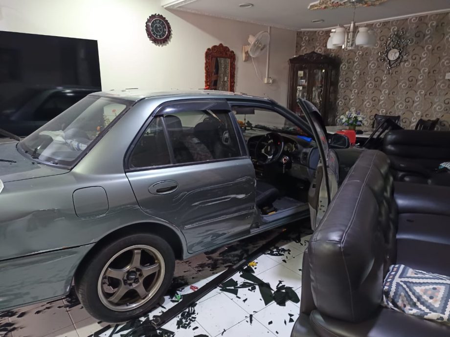 长者失控车撞自家屋  幸无造成伤亡