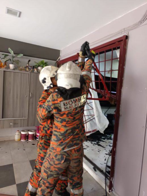 长者失控车撞自家屋  幸无造成伤亡