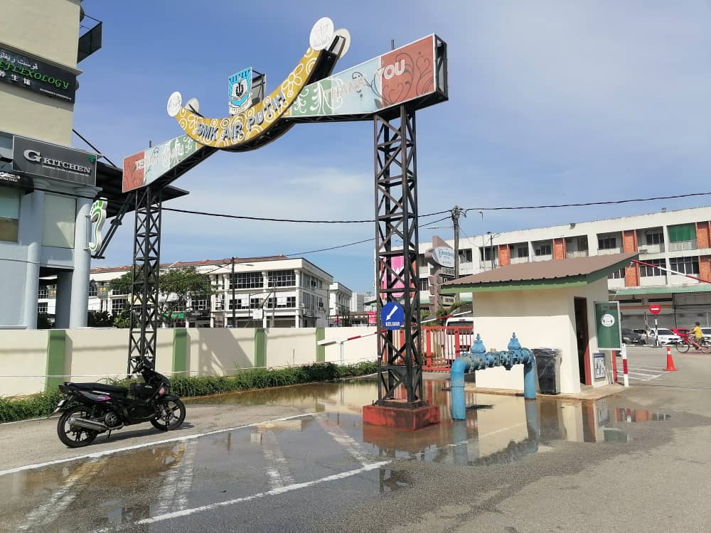 阿亦布爹中学水管破裂4个月未维修,校门变池塘。
