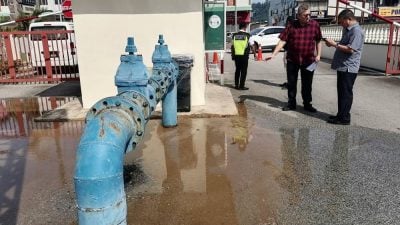 阿亦布爹中学水管破裂逾4个月未修  水大量溢出 校门变池塘