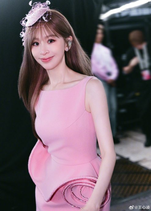 阿姨路边嗨唱王心凌《爱你》 网听“青蛙剁碎一点”笑到崩溃