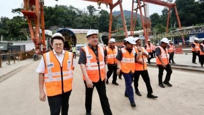 陆兆福：最贵最难项目完工 “云顶隧道象征东铁里程碑”