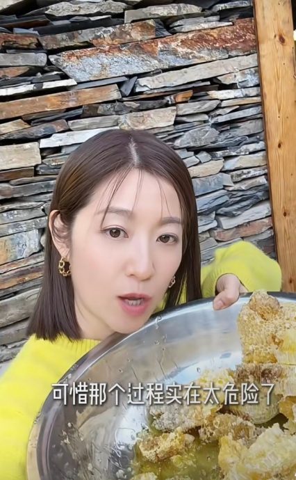 陈自瑶摸头赞金丝猴驯良　下秒傻眼画面曝光