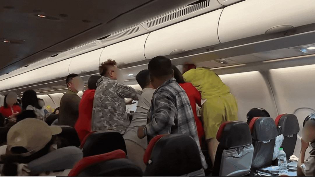 隆飞成都航班机上打架 中国警方拘3人