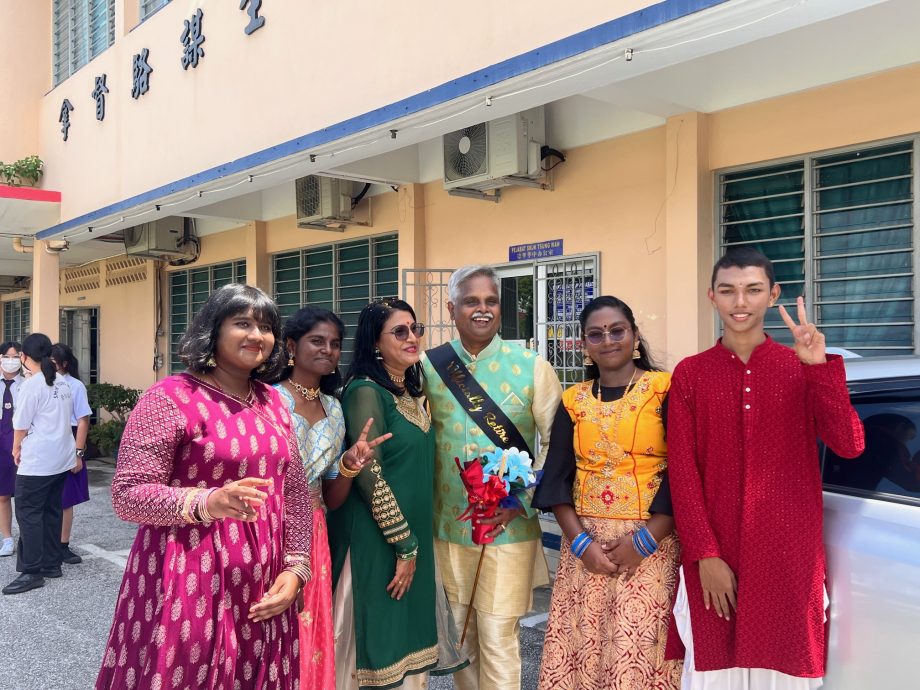 霹：学海学记|校园报道|服务教育33年载  纳拉荣休献最后教诲