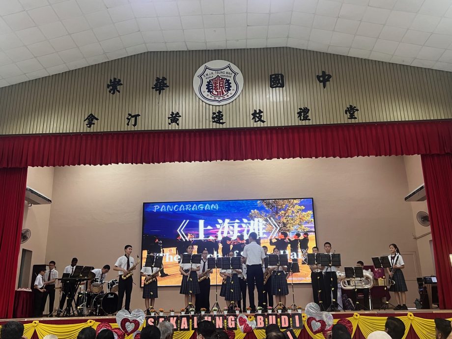 霹：学海学记|校园报道|服务教育33年载  纳拉荣休献最后教诲