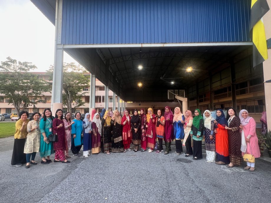 霹：学海学记|校园报道|服务教育33年载  纳拉荣休献最后教诲