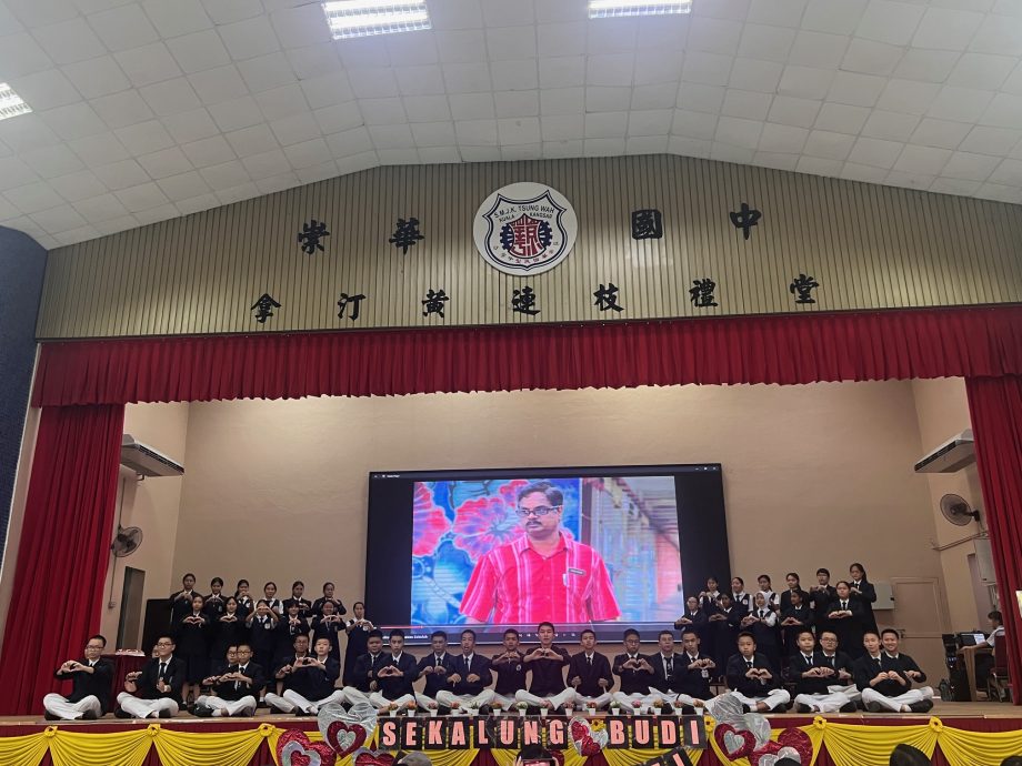 霹：学海学记|校园报道|服务教育33年载  纳拉荣休献最后教诲