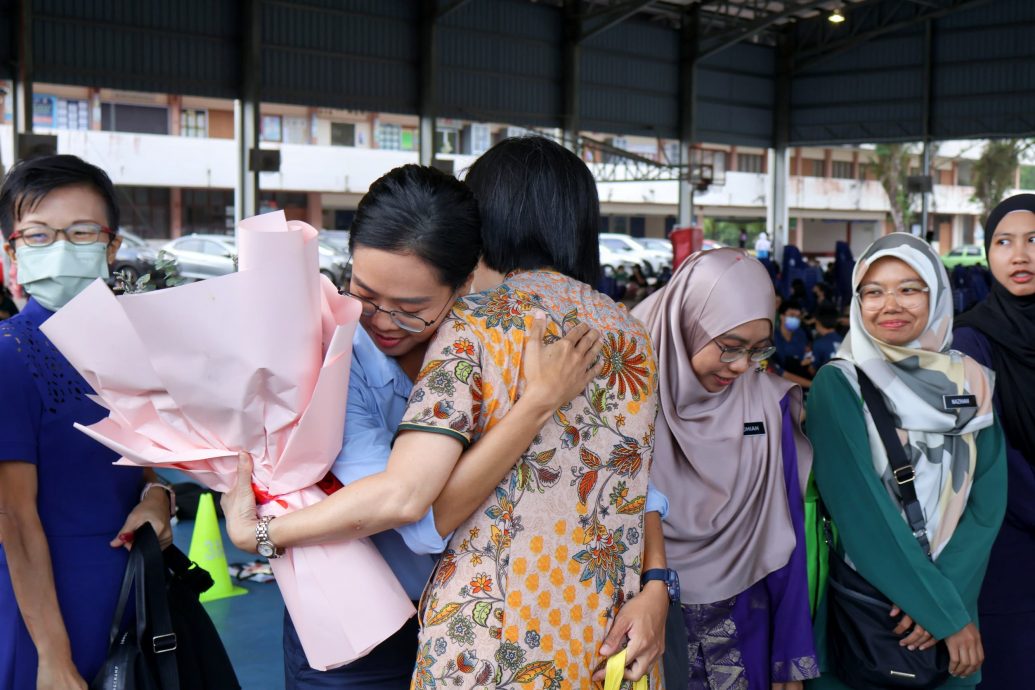 霹:学海学记|校园报道|谢幕不落幕 华联华中副校长荣休