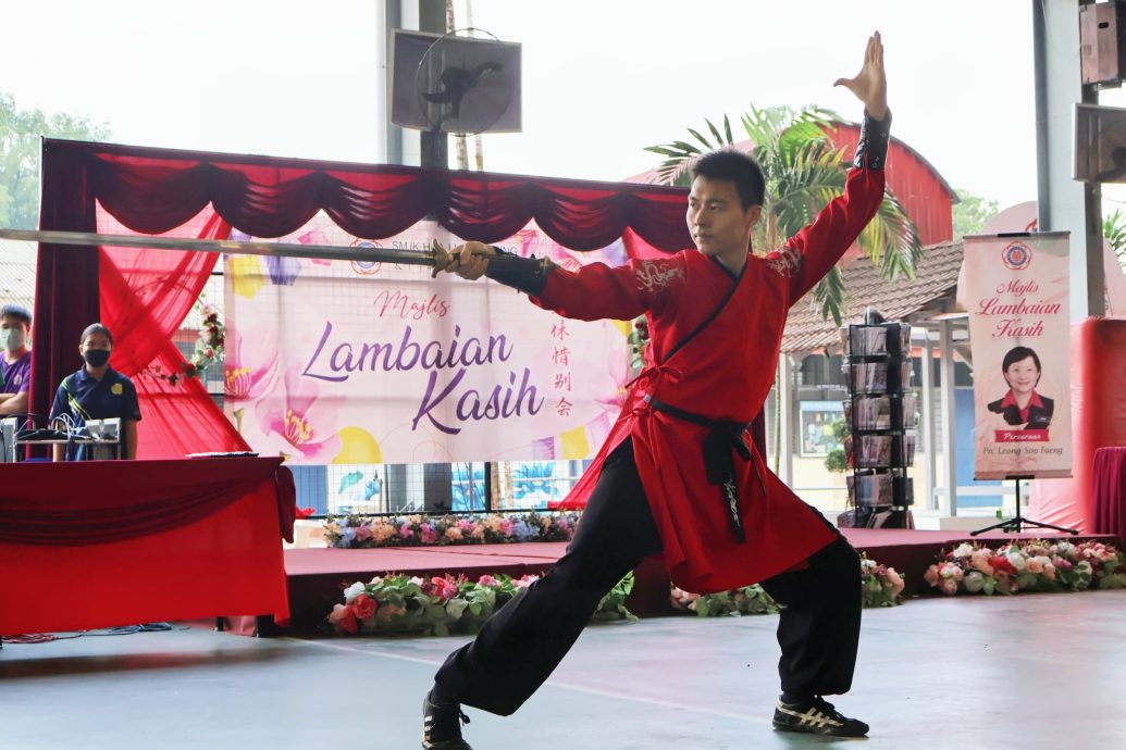 霹:学海学记|校园报道|谢幕不落幕 华联华中副校长荣休