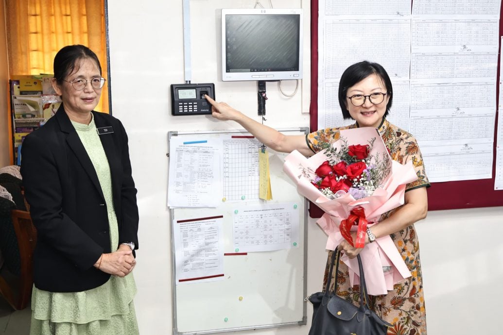 霹:学海学记|校园报道|谢幕不落幕 华联华中副校长荣休