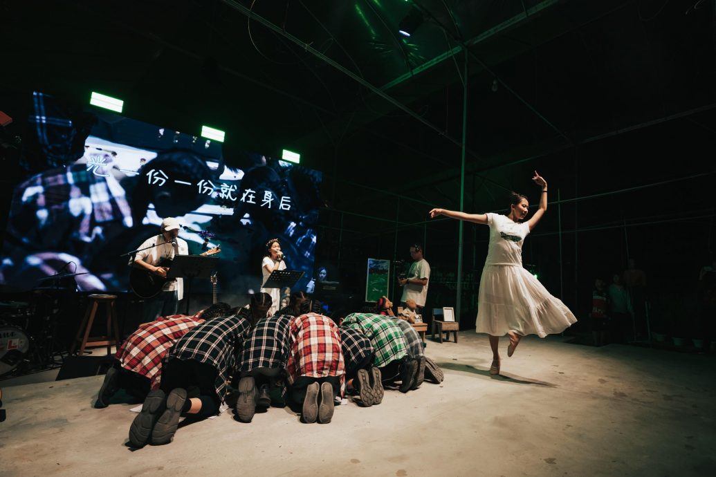 霹:未签/第二版头/“岁月里的花”电影音乐会 人生像育苗 缓缓开成漂亮的花