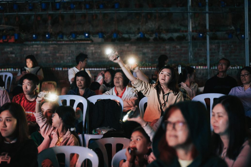 霹:未签/第二版头/“岁月里的花”电影音乐会 人生像育苗 缓缓开成漂亮的花