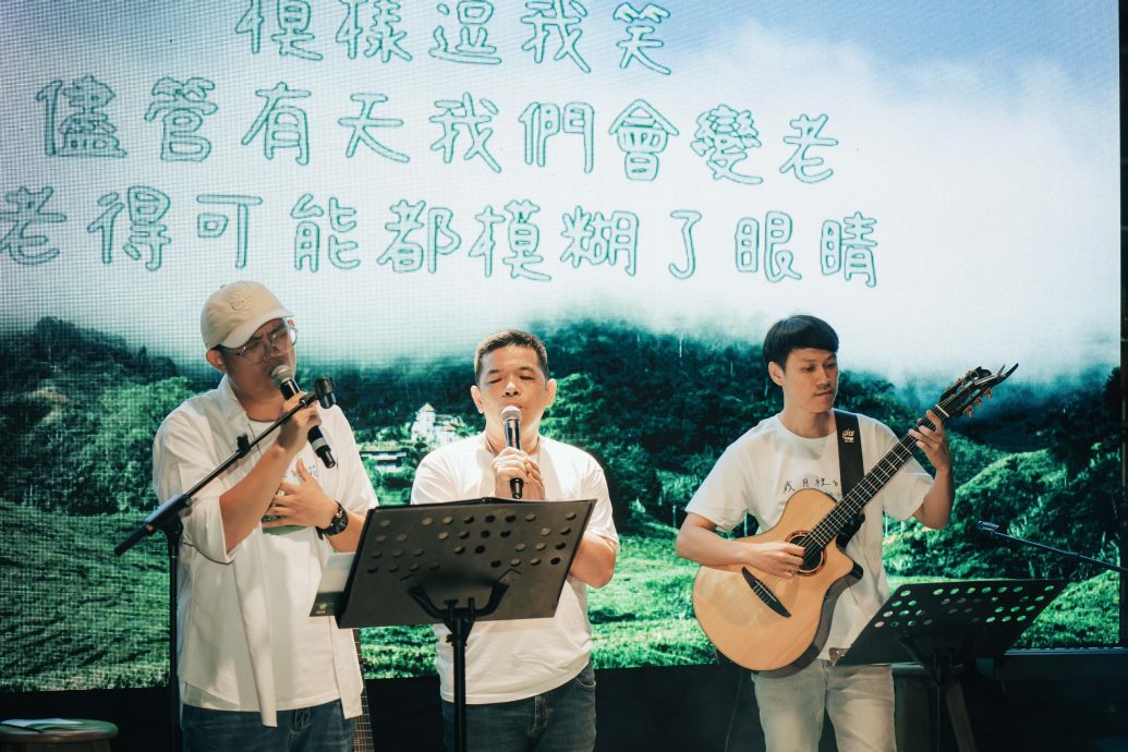 霹:未签/第二版头/“岁月里的花”电影音乐会 人生像育苗 缓缓开成漂亮的花