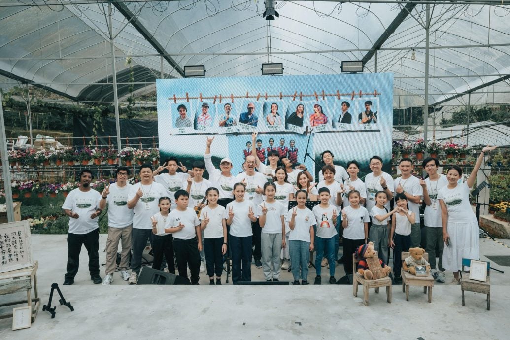 霹:未签/第二版头/“岁月里的花”电影音乐会 人生像育苗 缓缓开成漂亮的花