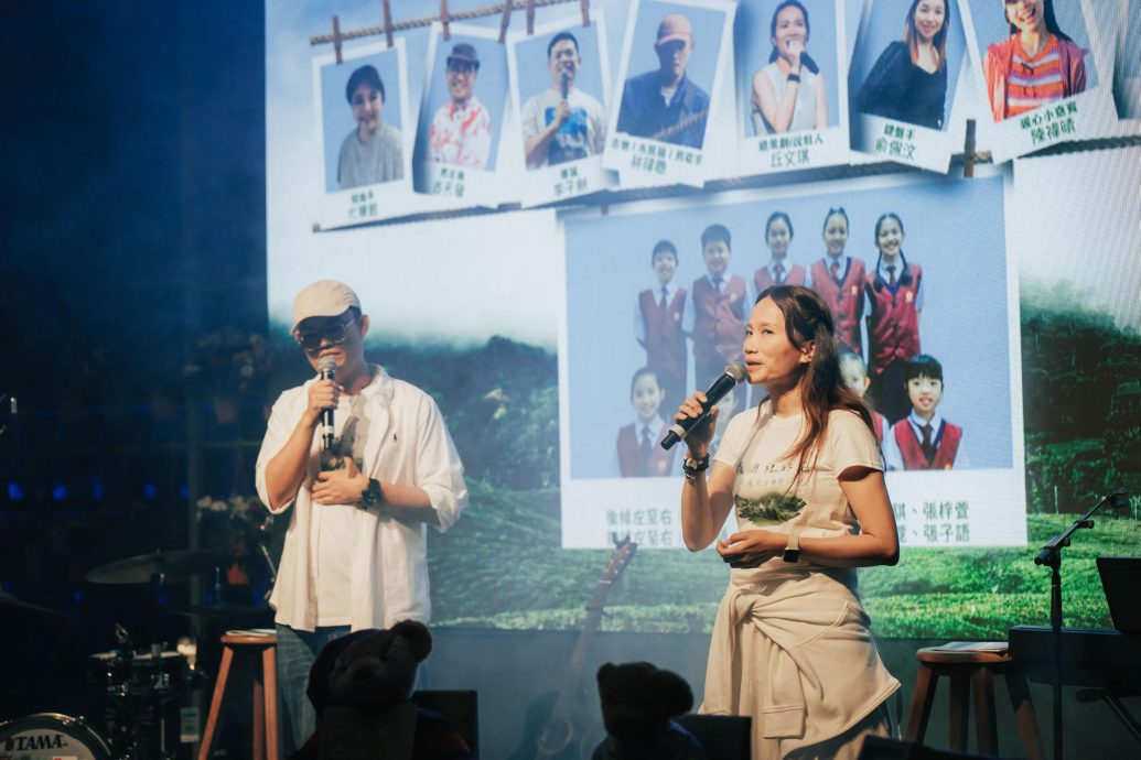 霹:未签/第二版头/“岁月里的花”电影音乐会 人生像育苗 缓缓开成漂亮的花