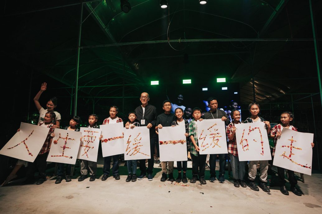 霹:未签/第二版头/“岁月里的花”电影音乐会 人生像育苗 缓缓开成漂亮的花