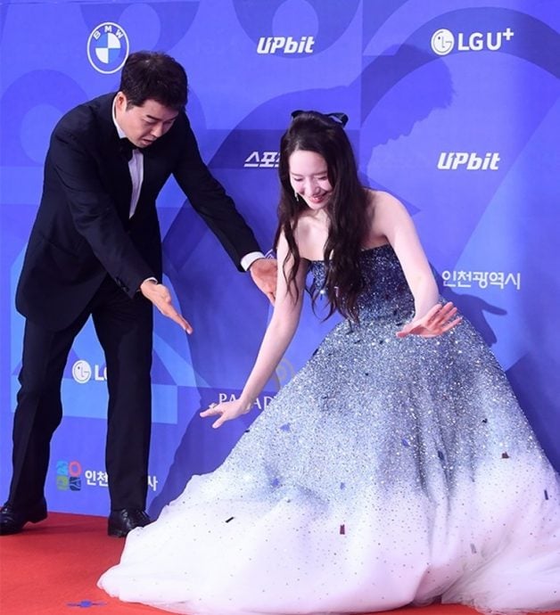 青龙奖红毯|郑恩彩礼服突滑落惹尖叫 润娥踩空摔出仙气