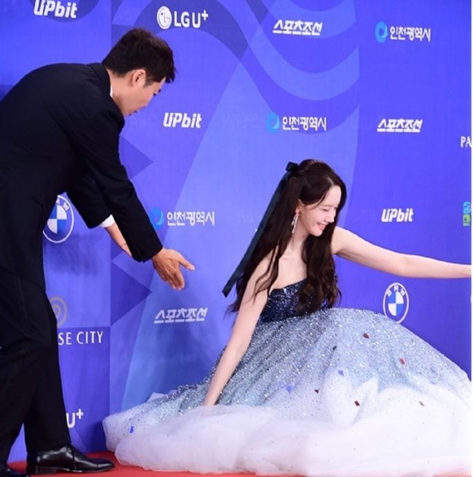 青龙奖红毯|郑恩彩礼服突滑落惹尖叫 润娥踩空摔出仙气