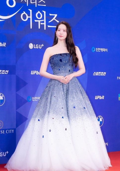 青龙奖红毯|郑恩彩礼服突滑落惹尖叫 润娥踩空摔出仙气