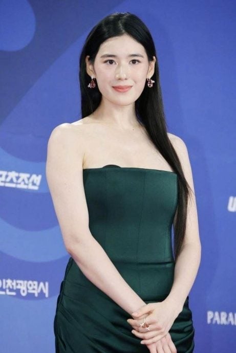 青龙奖红毯|郑恩彩礼服突滑落惹尖叫 润娥踩空摔出仙气