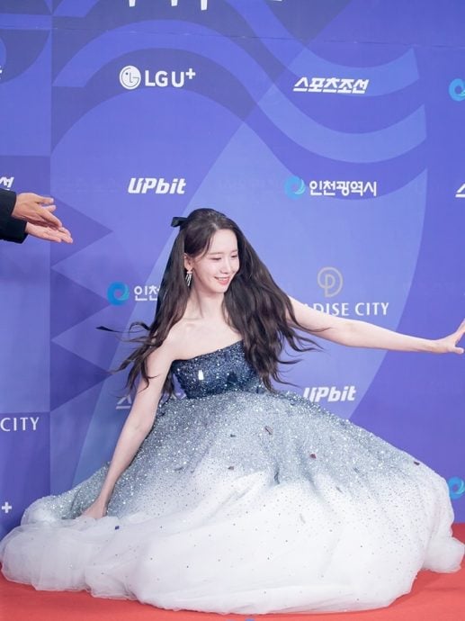 青龙奖红毯|郑恩彩礼服突滑落惹尖叫 润娥踩空摔出仙气