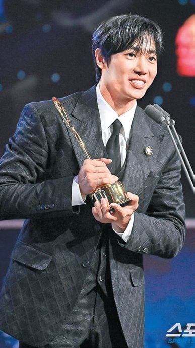 青龙奖|IU苦尽柑来！首封视后泪崩