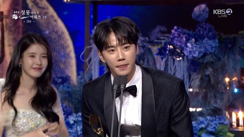 青龙奖|IU苦尽柑来！首封视后泪崩