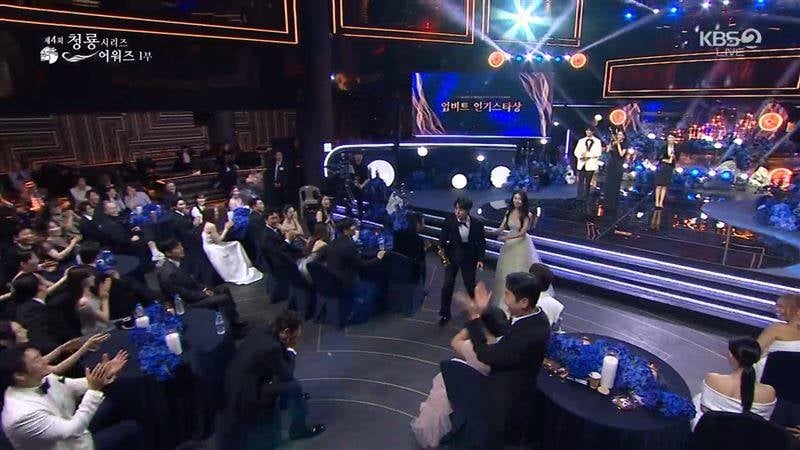 青龙奖|IU苦尽柑来！首封视后泪崩