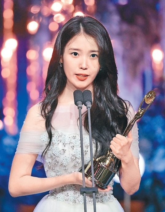 青龙奖|IU苦尽柑来！首封视后泪崩