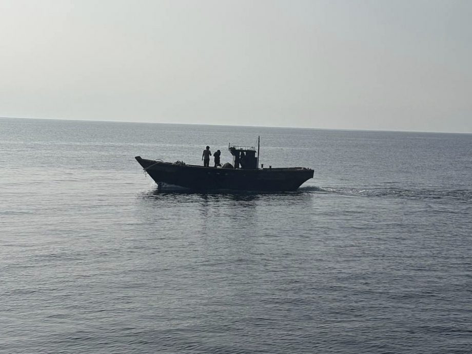 韩国用木船遣返6名海上获救朝鲜人 多次确认返朝意愿