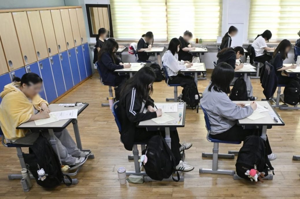 韩教师联手学生母亲 深夜潜入学校偷试卷被捕 