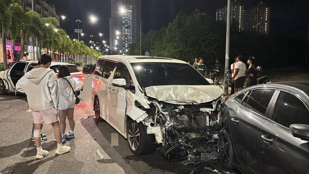 韩男驾车失控 酿8车连环撞车祸