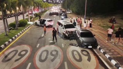 韩男驾车失控 酿8车连环撞车祸