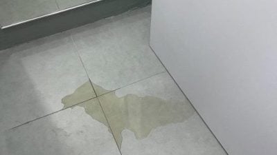 顾客试衣间小解   员工崩溃：拖地3次还有味道