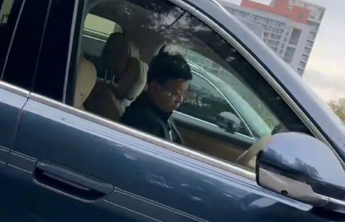 首次回应开车睡觉事件 余承东：是在看手机，已自首