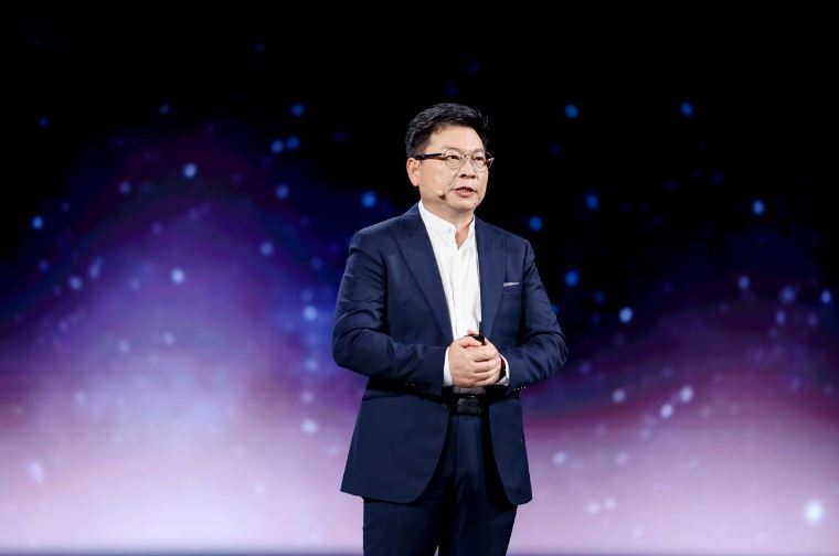 首次回应开车睡觉事件 余承东：是在看手机，已自首