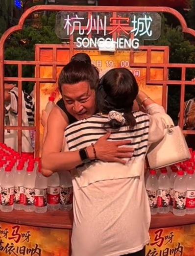 马景涛复工亲发瓶装水 网叹:曾经的大明星也不容易