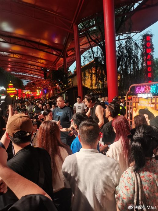 马景涛复工亲发瓶装水 网叹:曾经的大明星也不容易