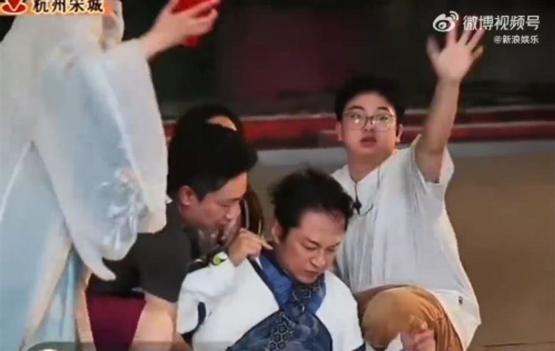 马景涛复工亲发瓶装水 网叹:曾经的大明星也不容易