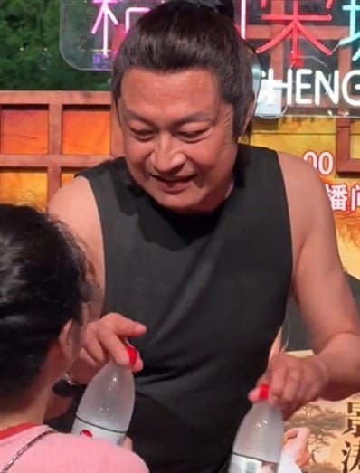 马景涛复工亲发瓶装水 网叹:曾经的大明星也不容易