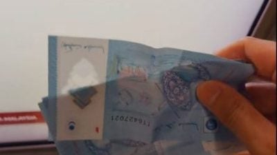 马来小哥掏钱帮买票 中国游客感动大赞“浓浓的人情味”