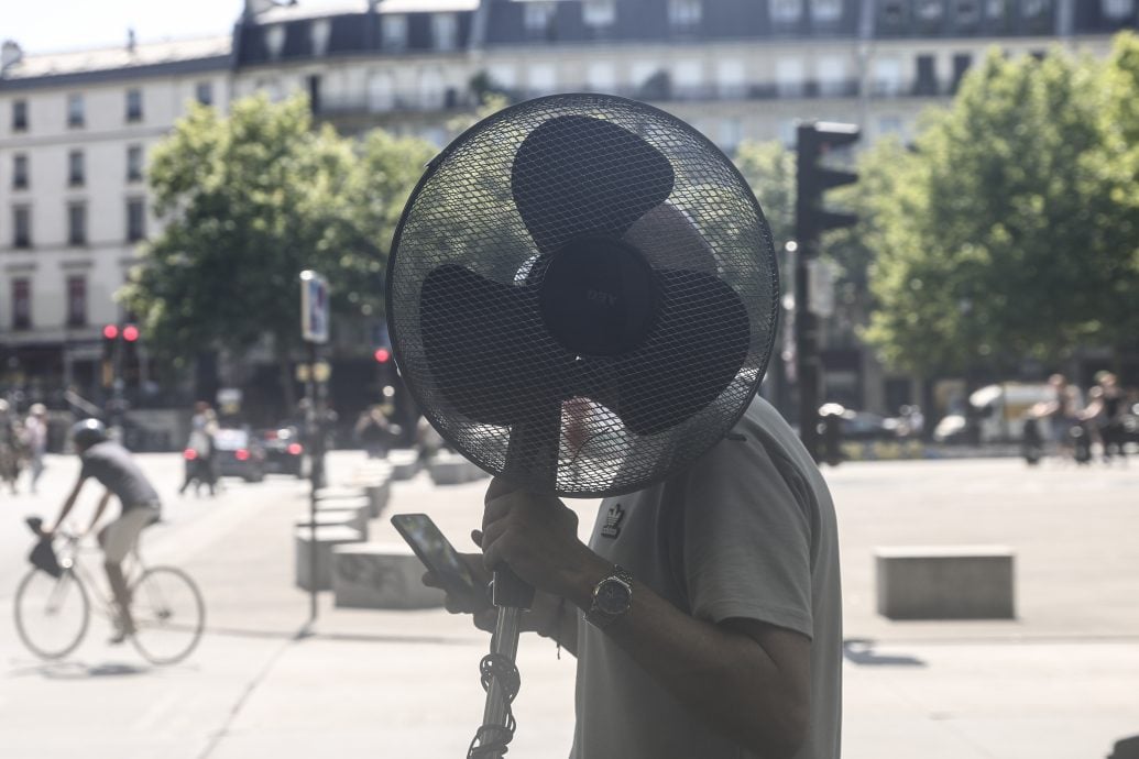 高温热浪来袭 巴黎铁塔热到变形偏移