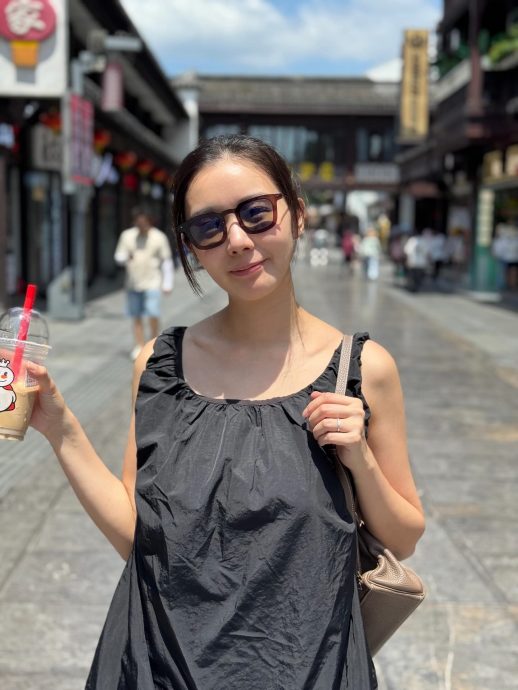 麦明诗闯驾驶舱拍照遭疑违规　飞机师老公霸气护航