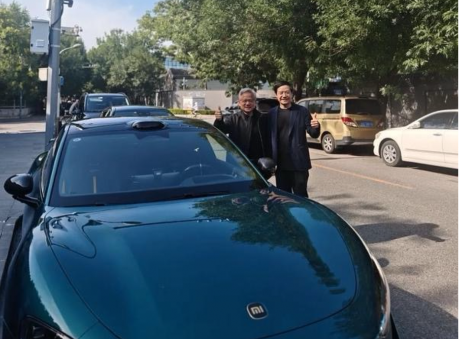 黄仁勋年内第3次访华，大热天仍穿皮夹克合影雷军