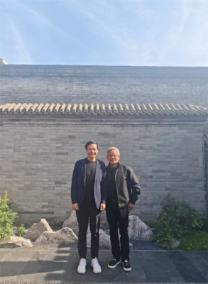 黄仁勋年内第3次访华，大热天仍穿皮夹克合影雷军